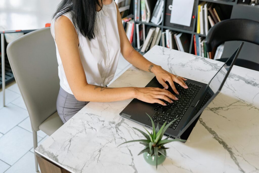Virtual assistant managing email campaigns from a remote workspace